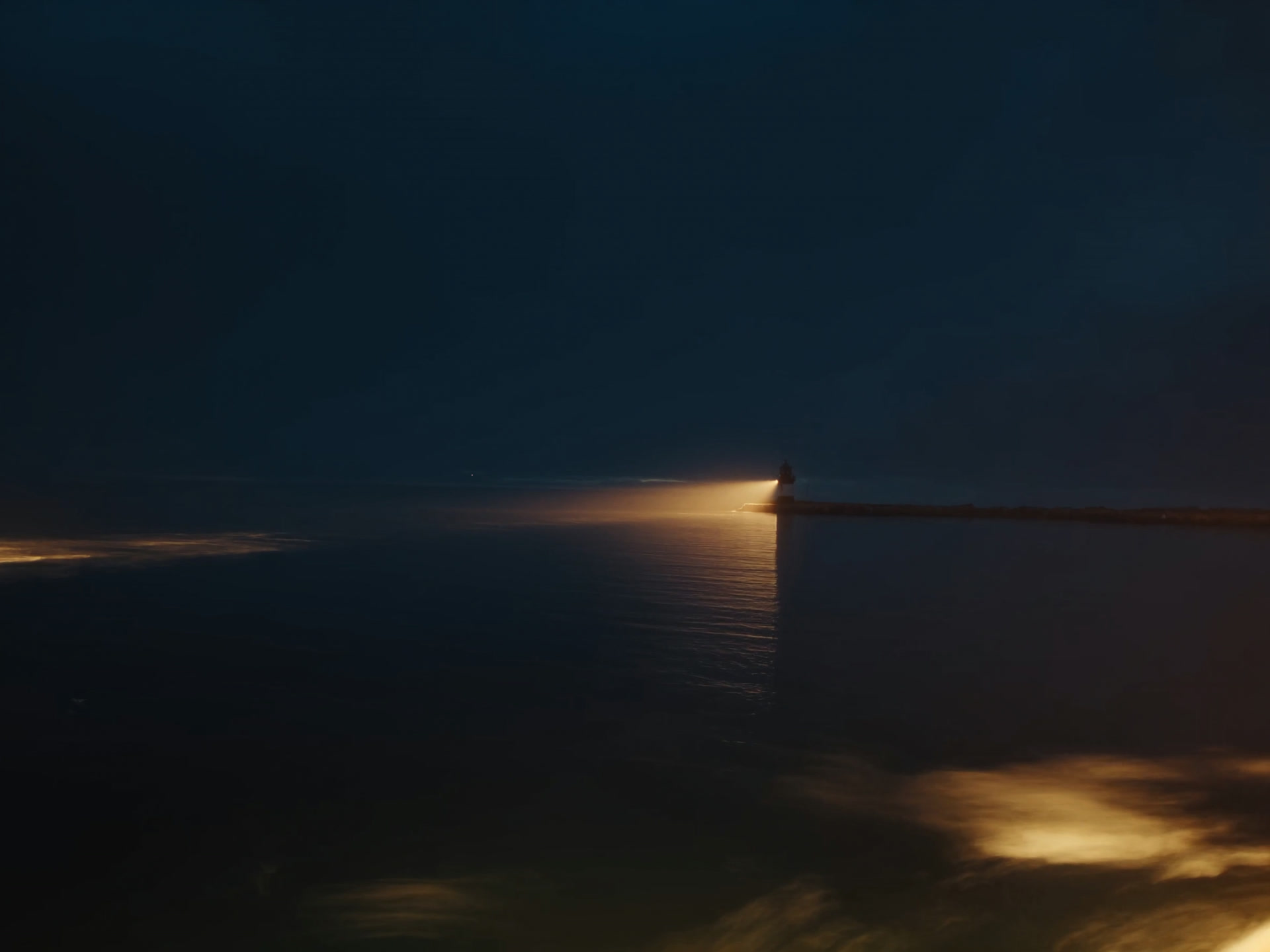 Farol na costa ao entardecer, guiando a entrada de um navio